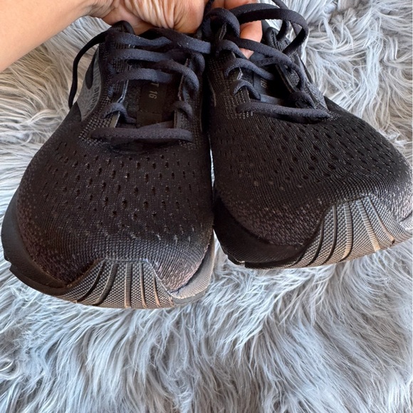 Brooks women’s  running shoes size 9.5 - Picture 4 of 5